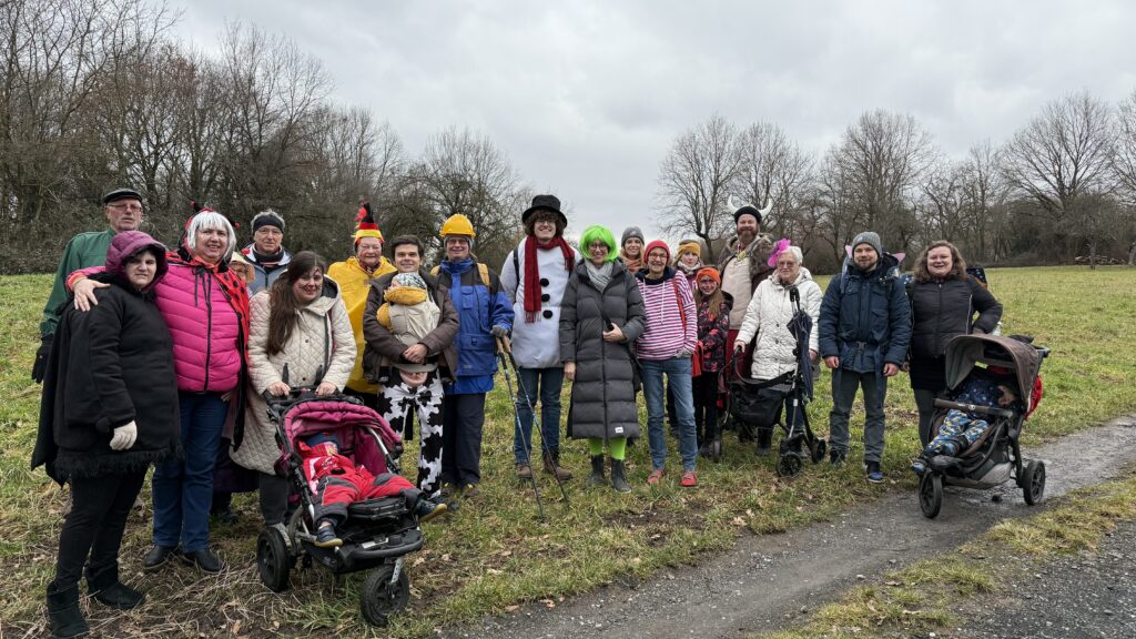 Verkleidete Wandergruppe in der Natur